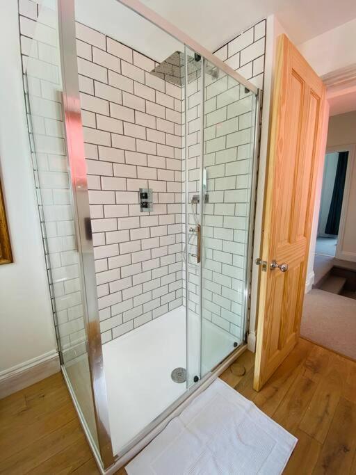Beautiful 2 Bed End Terrace Victorian Town House Apartment เรดรูธ ภายนอก รูปภาพ
