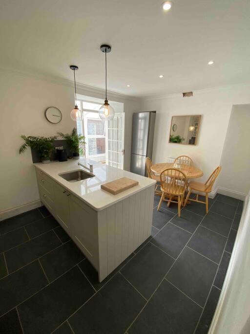 Beautiful 2 Bed End Terrace Victorian Town House Apartment เรดรูธ ภายนอก รูปภาพ