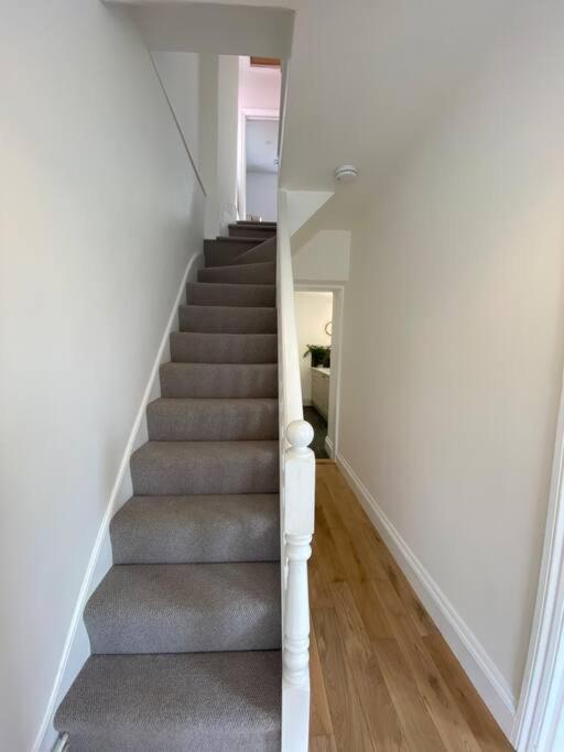 Beautiful 2 Bed End Terrace Victorian Town House Apartment เรดรูธ ภายนอก รูปภาพ