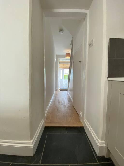 Beautiful 2 Bed End Terrace Victorian Town House Apartment เรดรูธ ภายนอก รูปภาพ