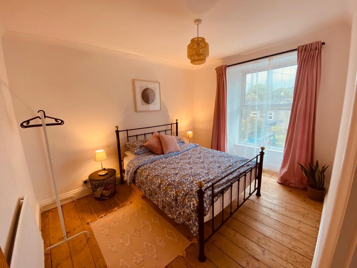 Beautiful 2 Bed End Terrace Victorian Town House Apartment เรดรูธ ภายนอก รูปภาพ